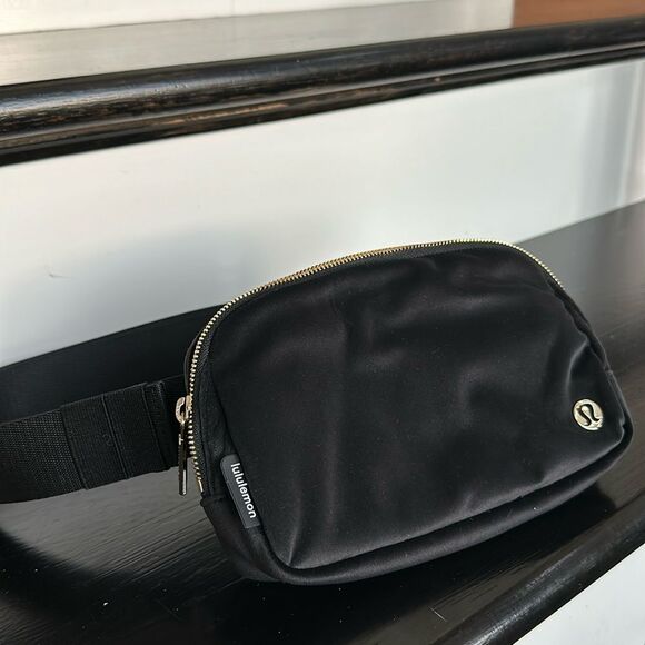 New w/tags Lululemon everywhere belt bag, black velour soft luxurious gift - Picture 1 of 7